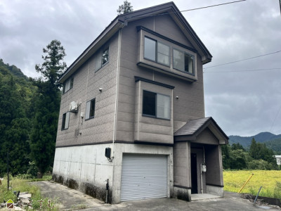 上越売買不動産　魚沼市折立又新田　高床3階建て住宅